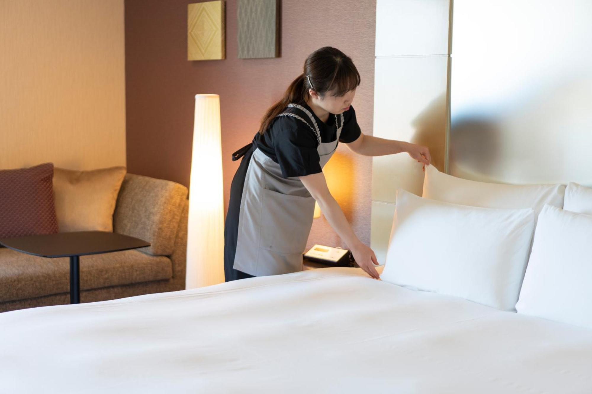 Hotel Associa Тоёхаси Экстерьер фото A chambermaid making a bed