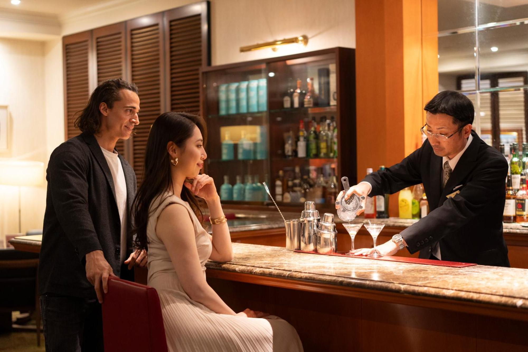 Hotel Associa Тоёхаси Экстерьер фото A bartender at work