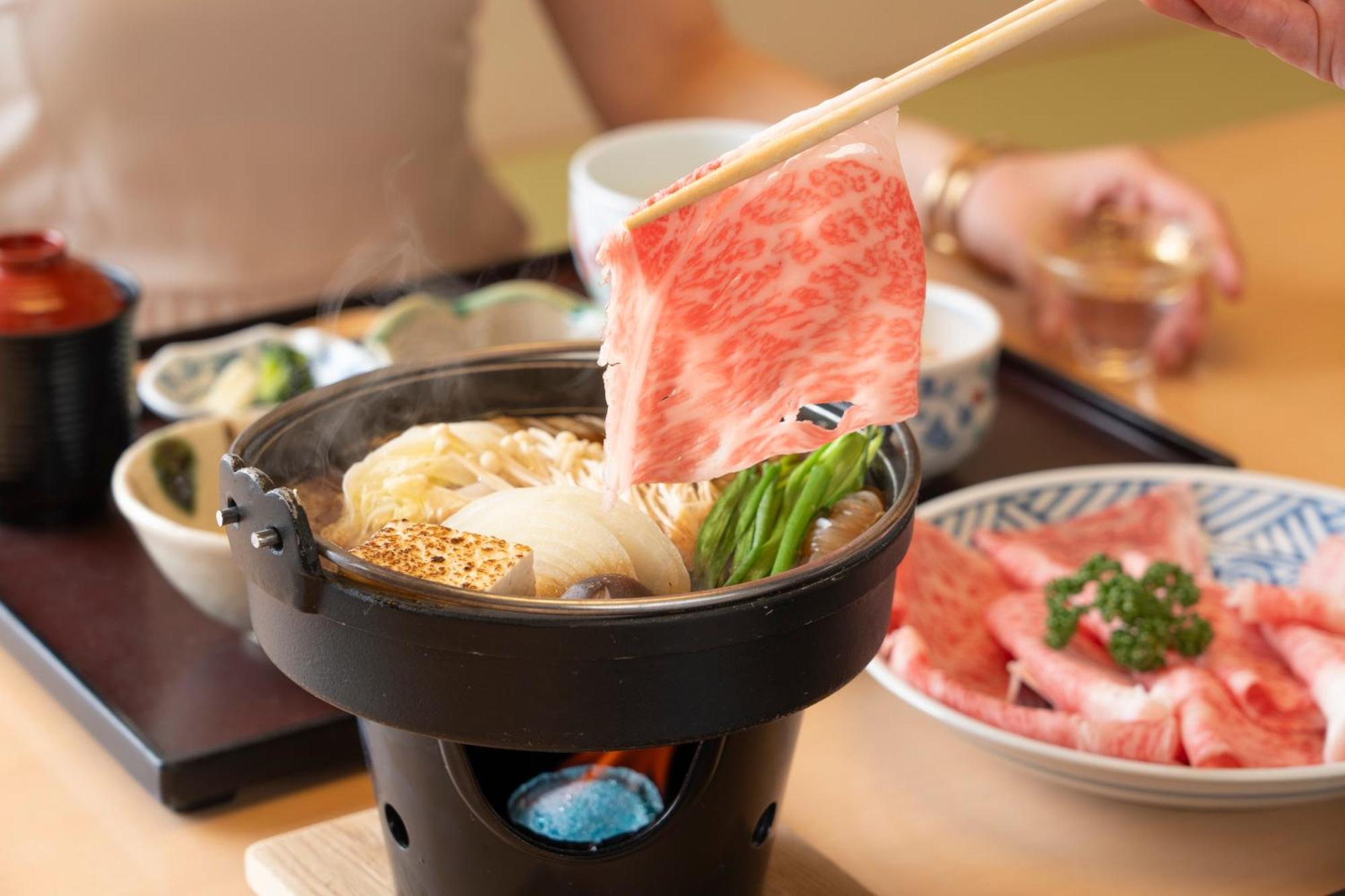 Hotel Associa Тоёхаси Экстерьер фото A piece of Kobe beef being cooked in a pot