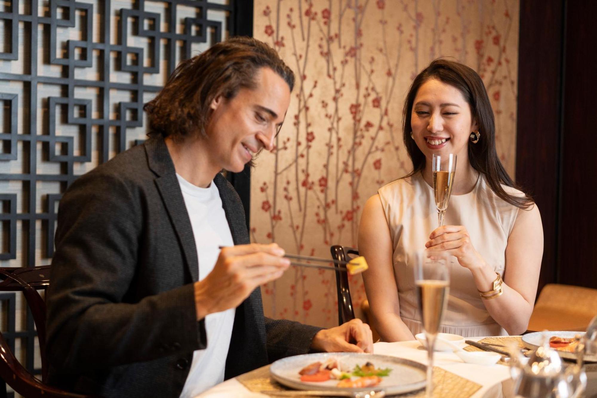 Hotel Associa Тоёхаси Экстерьер фото A couple dining together