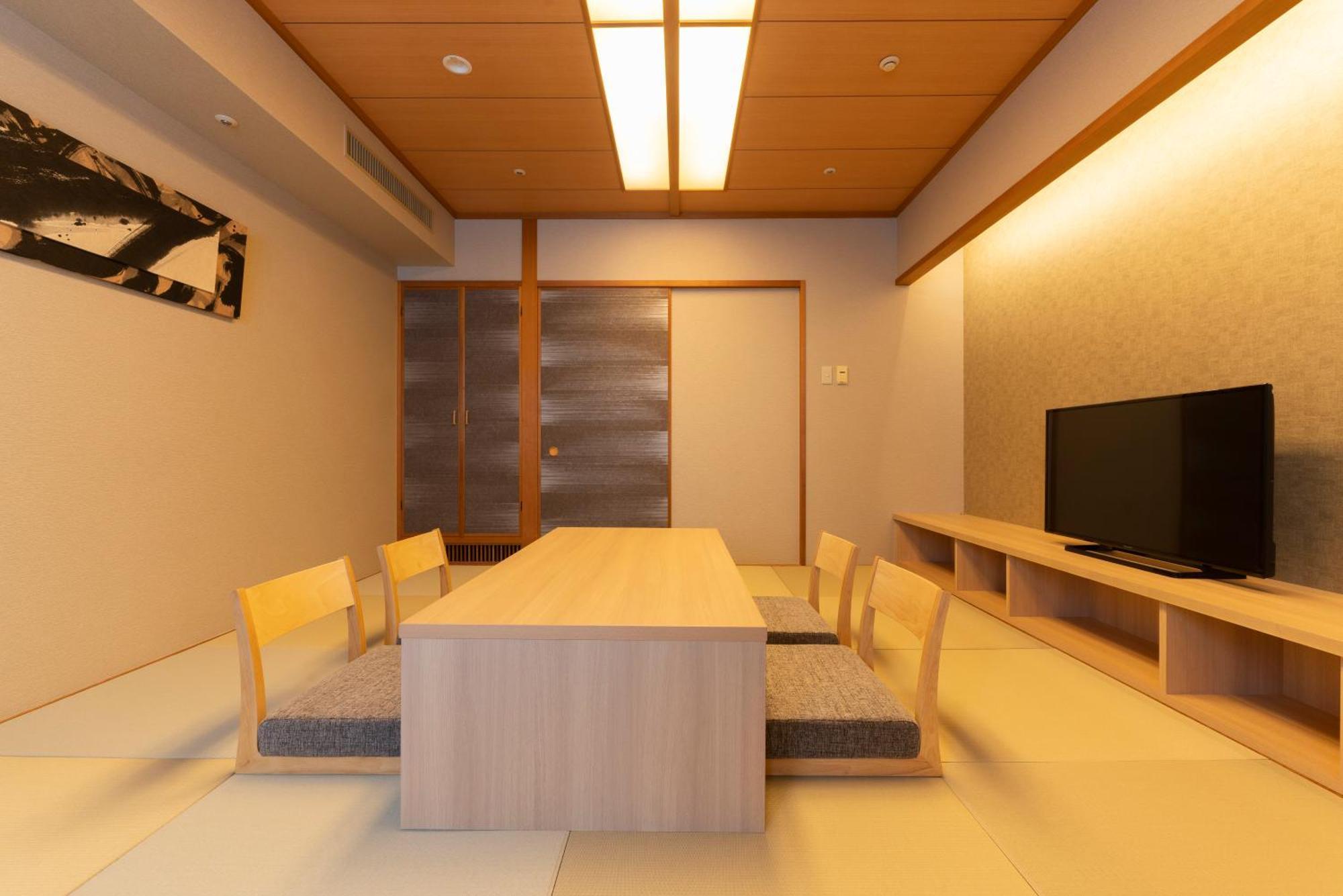 Hotel Associa Тоёхаси Экстерьер фото A room in a ryokan