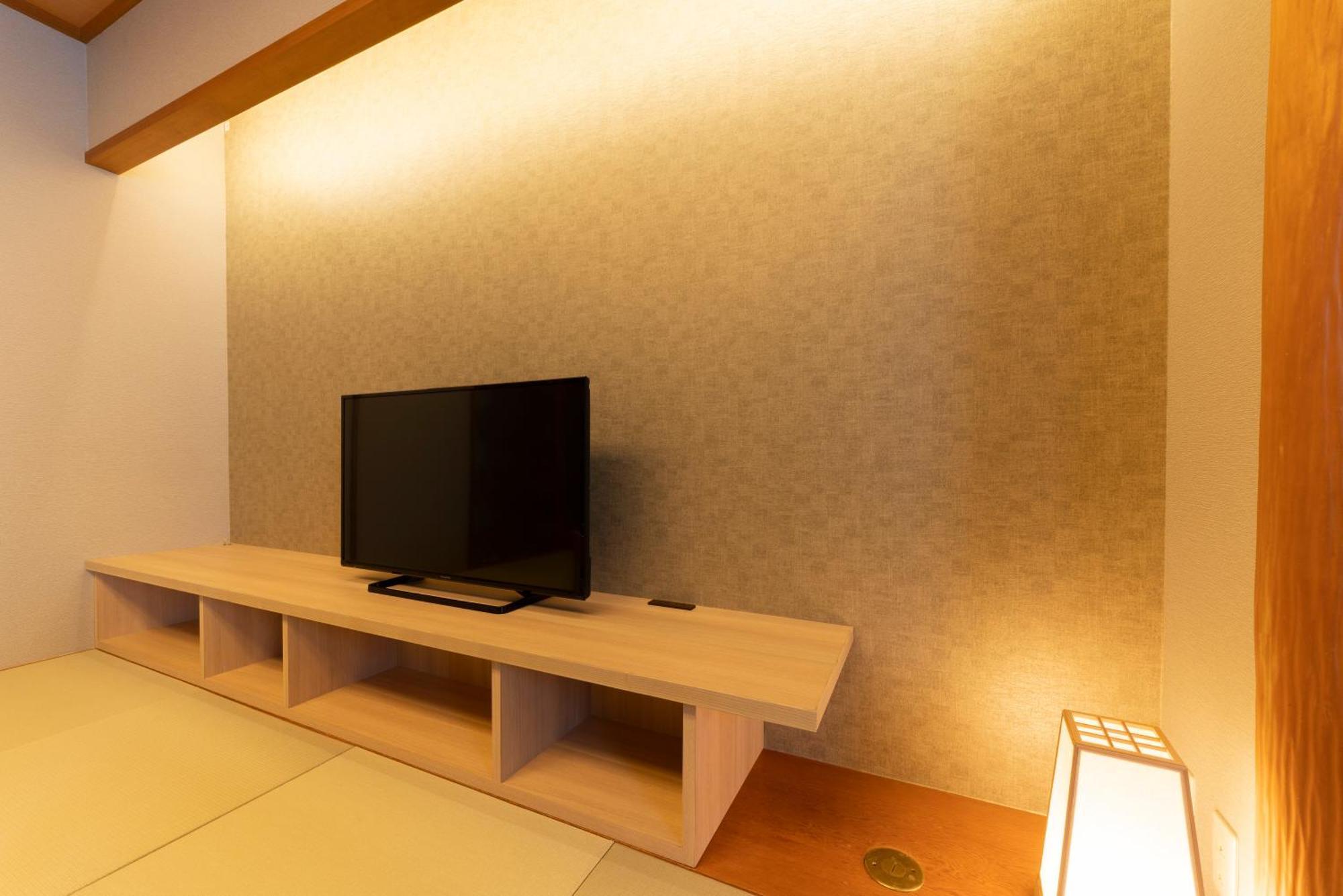 Hotel Associa Тоёхаси Экстерьер фото A television in a Japanese hotel room