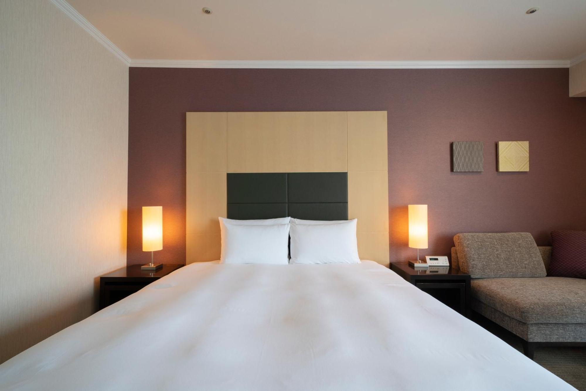 Hotel Associa Тоёхаси Экстерьер фото A bedroom at the hotel