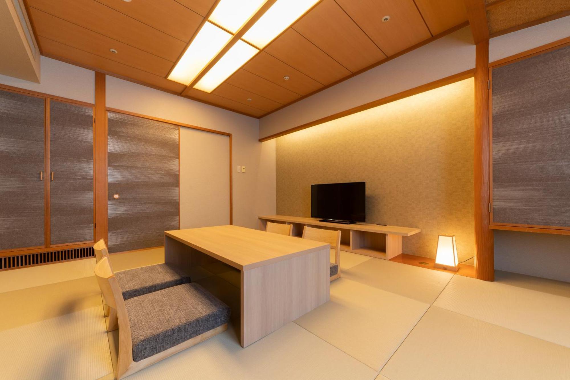 Hotel Associa Тоёхаси Экстерьер фото A room at the Kyoto Station
